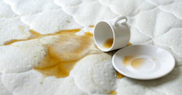 لکه‌ی چای یا قهوه را به‌راحتی از بین ببرید!
